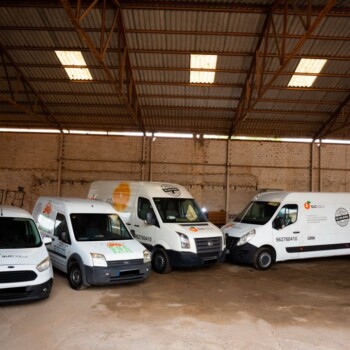 Interior de la nave de Sucnatur con las furgonetas de reparto aparcadas