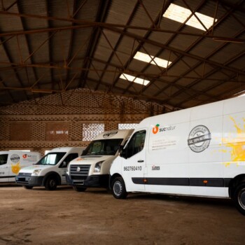 Furgonetas rotuladas de Sucnatur en la nave de La Pobla de Vallbona, listas para el reparto a hostelería